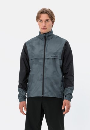 Herrenjacke mit einer Mischung aus dunkelgrauen und schwarzen Farben, einem hohen Kragen, elastischen Bündchen und einem Reißverschluss vorne, mit einer leicht glänzenden Textur.