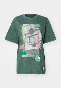 Groen oversized T-shirt van katoen met een ronde hals. Kenmerken een grafische print met een basketbalmotief, tekstaccenten en geribbelde zoomdetails.