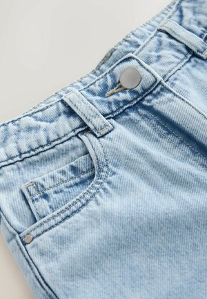 Ljusblå denimshorts med en slät textur, utrustade med knäppning och sidfickor. Slitna detaljer längs sömmarna.