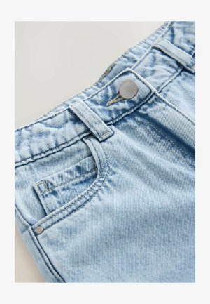 Lichtblauwe denim shorts met een gladde textuur, voorzien van een knoopsluiting en zakken aan de zijkant. Versleten accenten langs de naden.