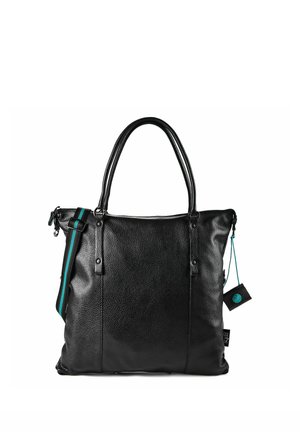 Schwarze, strukturierte Ledertasche mit Doppelgriffen, einem gestreiften Schulterriemen und einem kleinen angebrachtem Anhänger auf weißem Hintergrund.