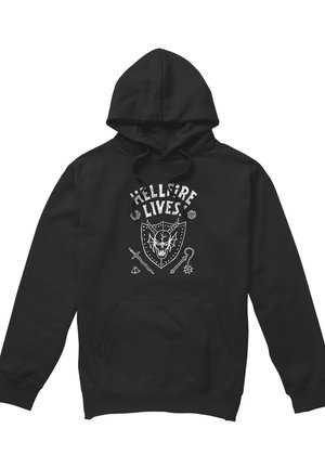 Schwarzer Kapuzenpullover mit weißem Grafikelement, das einen gehörnten Schädel in einem Schild zeigt, den Text "Hellfire Lives" und darunter Fantasy-Waffen.