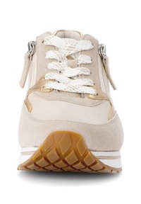 Beige Sneaker mit Obermaterial aus Wildleder und Leder, weißen Schnürsenkeln, Reißverschluss an der Seite, strukturiertem Gummi-Sohlen mit einem gemusterten Profil.