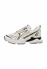 Zapatilla deportiva blanca y rosa claro con tejido de malla, acentos negros, suela texturizada y una silueta moderna con patrones contrastantes.