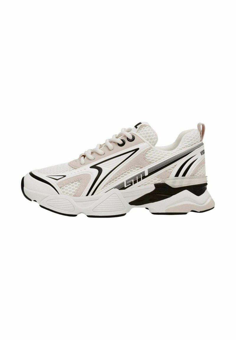Zapatilla deportiva blanca y rosa claro con tejido de malla, acentos negros, suela texturizada y una silueta moderna con patrones contrastantes.