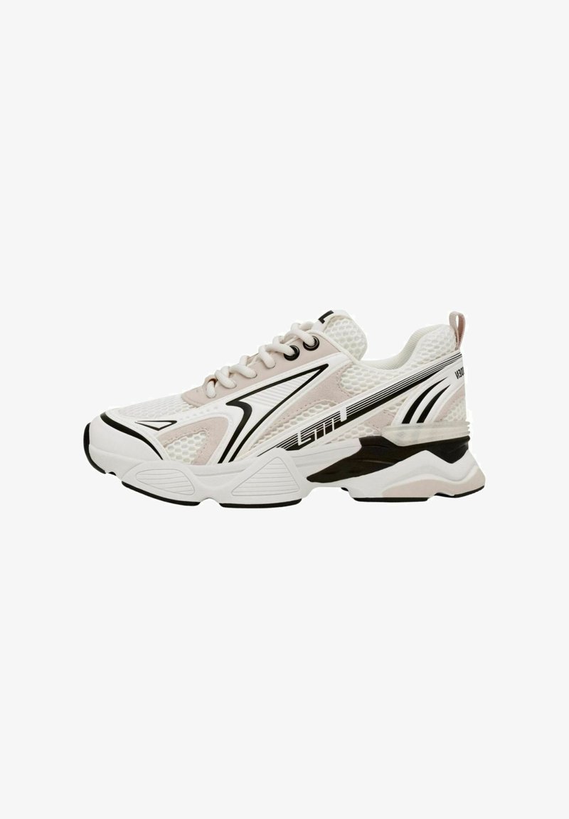 Weißer und hellrosa Sporteschuh mit Mesh-Gewebe, schwarzen Akzenten, strukturiertem Sohle und modernem Design mit kontrastierenden Mustern.