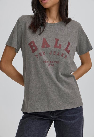 Grå bomulds t-shirt med korte ærmer, prydet med maroon tekst, der siger "BALL THE JEANS ORIGINATED 1974" i et buet design.