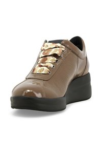 Sneaker in pelle marrone con finitura lucida, caratterizzata da una linguetta imbottita e lacci in stampa animale beige, e una suola a cuneo nera.