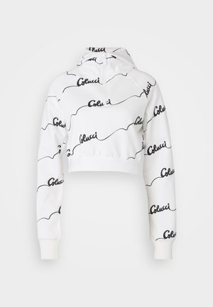 Hvit, kort hoodie laget av mykt stoff, med et svart skriptlogo-mønster over hele plagget. Inkluderer en hette med snøring og ribbestrikkede mansjetter.