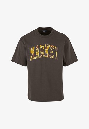 Braunes Baumwoll-T-Shirt mit einem gewölbten "MARKET"-Logo im Camouflage-Muster aus Gelb-, Grün- und Brauntönen. Kurzärmelig, Rundhalsausschnitt.