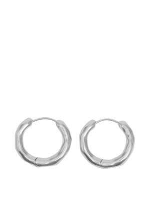 Par de pendientes de aro plateados con un diseño redondeado texturizado y ligeramente irregular, y cierres de alambre delgado.