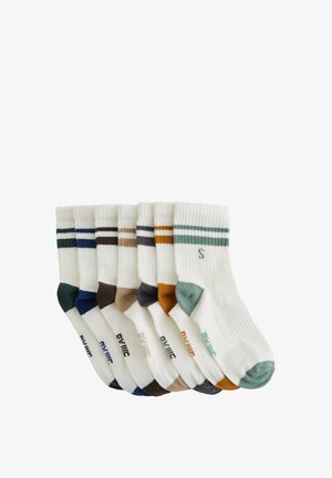 Syv par hvide ankelsokker med farvede hæle, tæer og striber i grøn, blå, brun, beige, grå, orange og teal.