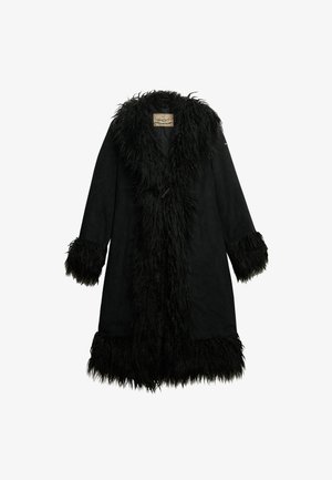 Schwarzer Mantel mit einem flauschigen, fellartigen Kragen und Bündchen. Wildledermaterial mit einem knielangen Design, das durch einen einzelnen Toggle-Verschluss gesichert ist.