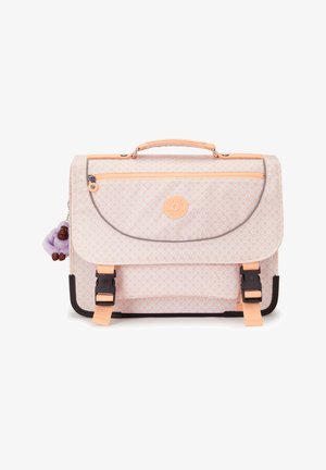 Kassi satchel vaalimoottorilla, jossa on persikkakuvio, läpän sulku, säädettävät hihnat, ylhäällä kantokahva ja liitetty violetti apinakuvake. Mustat yksityiskohdat.