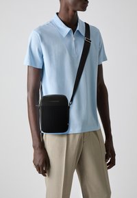 Tommy Hilfiger MINI REPORTER UNISEX - Bandolera - black