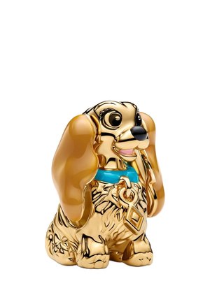 Figurine de chien dorée et marron avec de grandes oreilles, un collier bleu et un pendentif en forme de clé, assise et regardant devant avec une expression souriante.