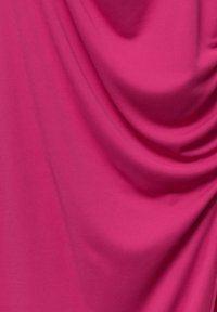 Fuchsiová látka s jemnou strukturovanou texturou, s hladkými, plynulými liniemi a jemným leskem, ideální pro oděvy nebo doplňky.