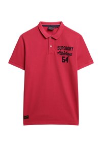 Rød kortærmet polo-shirt med krave, to knapper, og sort tekst "SUPERDRY Athletique 54" på venstre bryst.