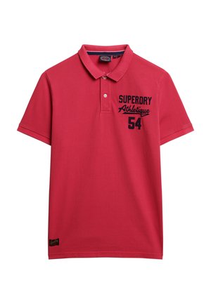 Rode polo-shirt met korte mouwen en kraag, twee knopen, en zwarte tekst "SUPERDRY Athletique 54" op de linkerkant van de borst.