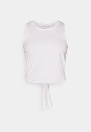 Valge lühendatud tank top, mis on valmistatud pehmest kangast, omades ümmargust dekolte ja esist sidumisdetaili alumise ääre juures, et saavutada kehakohane välimus.