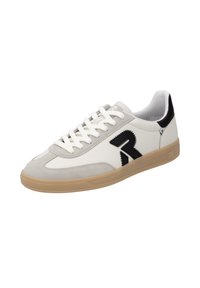 Sneaker bianco e grigio con materiali in suede e pelle, logo nero sul lato, suola in gomma testurizzata e lacci bianchi piatti.