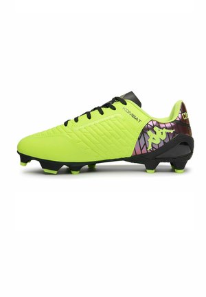 Chaussure de football jaune vif avec lacets noirs et crampons, avec des détails violets et noirs au talon et un logo stylisé sur le côté.