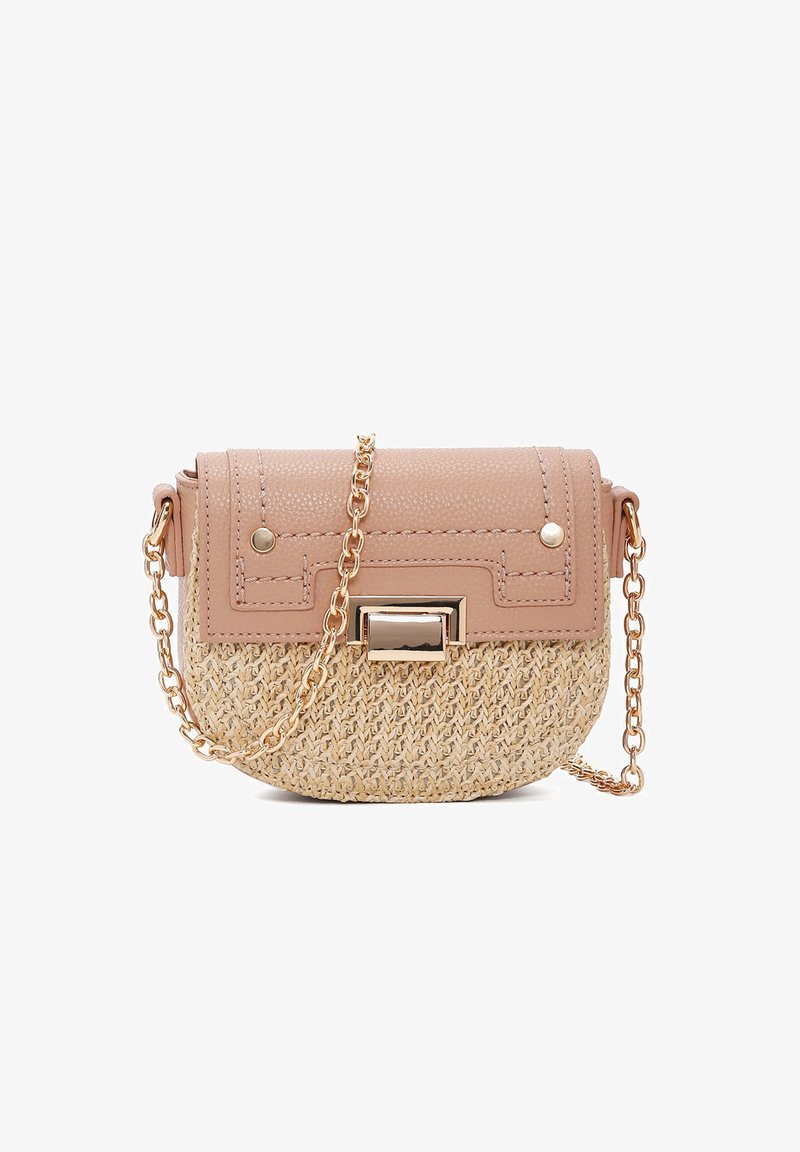Borsa rotonda con parte superiore in finta pelle beige testurizzata e corpo in paglia intrecciata, dotata di una tracolla in catena dorata e un dettaglio di chiusura in metallo.