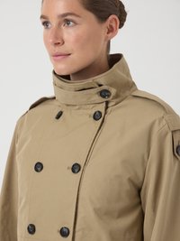 Khaki trencz w kolorze khaki z wysokim kołnierzem, podwójnym zapięciem, czarnymi guzikami i teksturowanym materiałem; boczne epolety dodają szczegółu.