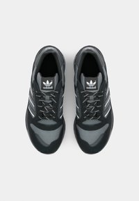 adidas Originals ZX 600 UNISEX - Trainers - core black/grey four/grey six