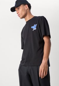 HUGO NOLLICO - Μπλουζάκι με στάμπα - black