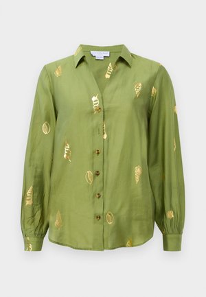 Licht olijfgroene blouse met lange mouwen, een kraag, knopen aan de voorkant en metalen gouden schelppatronen die over de stof verspreid zijn.