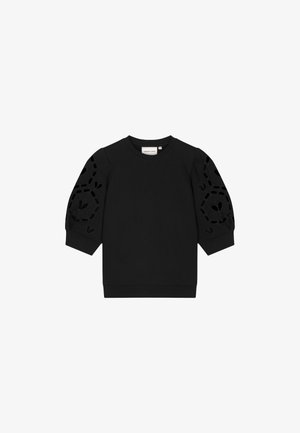 Zwarte sweatstof met driekwart mouwen, voorzien van uitgesneden hartmotieven op de mouwen. Soepele textuur met geribbelde boorden en halslijn.