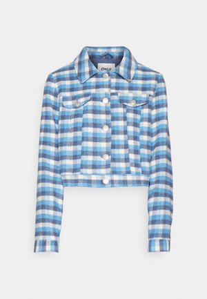 Kuttet denimjakke i blå og hvit rutete mønster, med knappeåpning, to brystlommer og klassisk krage.