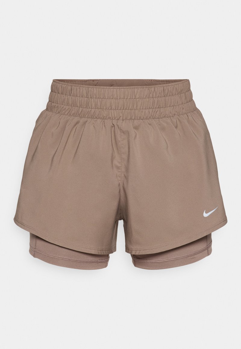 I pantaloni sportivi Nike sono realizzati in un leggero e elastico tessuto marrone con vita elastica e pantaloni interni incorporati. Logo bianco piccolo sul davanti.