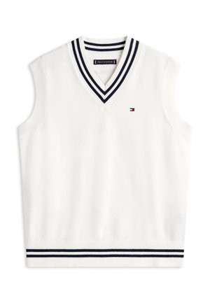 Chaleco de suéter blanco sin mangas con cuello en V, ribete a rayas azul marino y blanco en el cuello y el dobladillo, y pequeño logo de Tommy Hilfiger en el pecho.