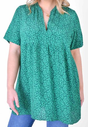 Tunika floreale verde con maniche corte e scollatura a V, caratterizzata da un design fluido e vita arricciata, realizzata in tessuto leggero.