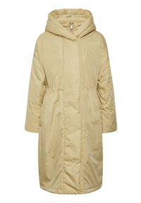 Manteau long beige matelassé avec capuche, fermeture éclair frontale et taille froncée, conçu pour les temps froids.