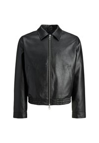 Chaqueta corta de cuero negro con cuello clásico, cierre frontal con cremallera y banda elástica en la cintura. Cuenta con bolsillos laterales y una textura suave.