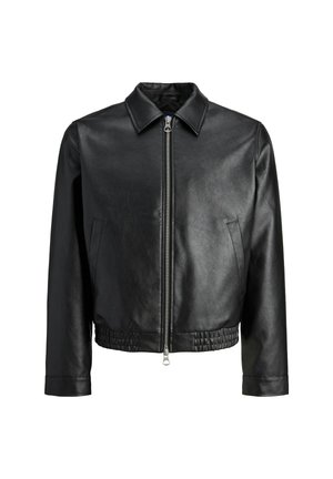 Veste courte en cuir noir avec un col classique, fermeture zippée à l'avant et taille élastiquée. Dispose de poches latérales et d'une texture lisse.
