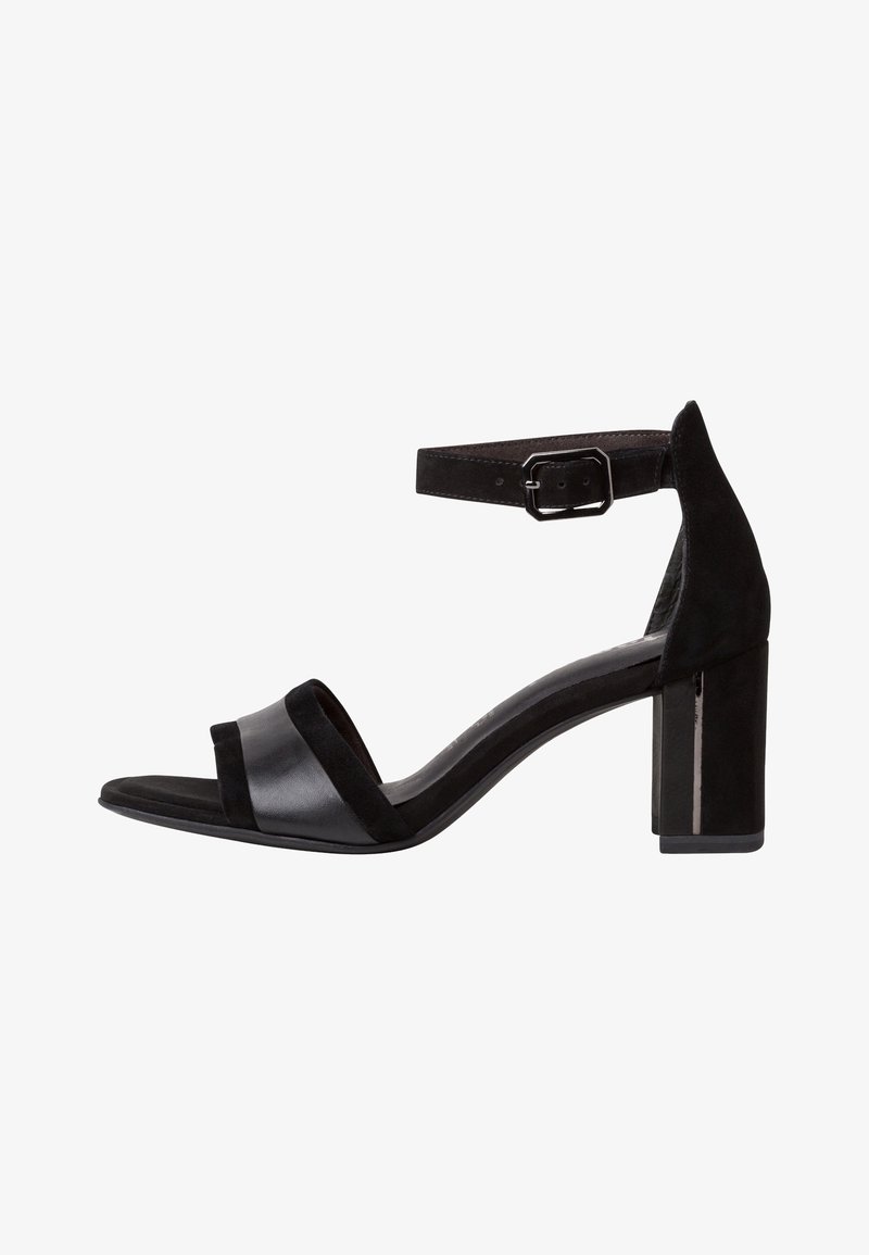 Sandale noire à bout ouvert avec une large bride avant, bride de cheville avec boucle et talon bloc, vue de profil sur fond blanc.