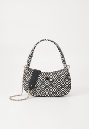 Sac à main à motif noir et blanc avec une petite poignée, une bandoulière chaîne dorée, et un accent en cuir noir avec un logo Guess à l'avant.