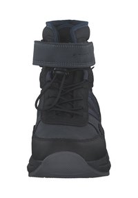 Botte de sport noire avec tige haute, col rembourré, sangle réglable, panneaux en maille douce et semelle en caoutchouc texturé avec des lacets.