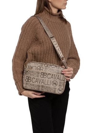Borsa a tracolla beige con una texture liscia, caratterizzata da un motivo ripetuto del logo e una tracolla regolabile. Chiusura a zip con accenti metallici.