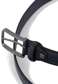 Navyblauer Leder-Gürtel mit einer schlanken, mattsilbernen Metallschnalle in rechteckiger Form, die mit einer Lederschlaufe gesichert ist.