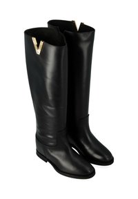 Bottes en cuir noir hauteur genou avec une texture lisse et un accent "V" doré en haut. Semelle robuste et forme structurée.