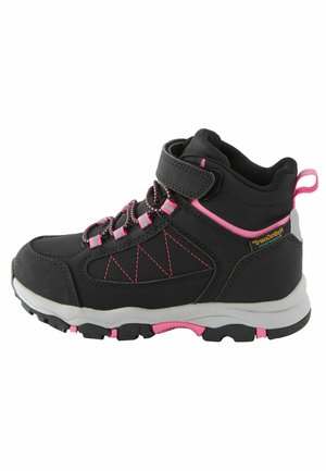 Botte de randonnée noire avec des accents roses, une sangle Velcro, une tige texturée, un col rembourré et une semelle extérieure en caoutchouc à traction.