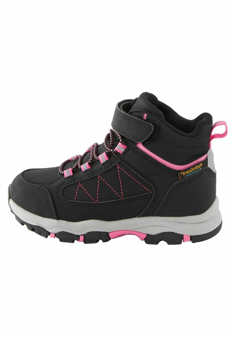 Scarponcino da hiking nero con accenti rosa, fascia in velcro, superiore testurizzato, colletto imbottito e suola esterna in gomma con trazione.
