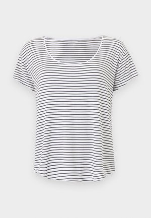 Λευκό t-shirt με κοντά μανίκια, λεπτές μαύρες οριζόντιες ρίγες και στρογγυλή λαιμόκοψη, τοποθετημένο πάνω σε απλό λευκό φόντο.