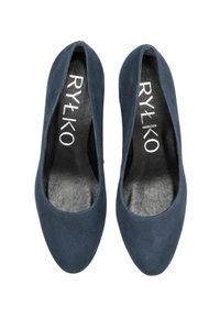 Granatowe zamszowe baleriny z okrągłym noskiem, gładką teksturą i wyściółką w kolorze czarnym, na której znajduje się biały napis "RYŁKO".
