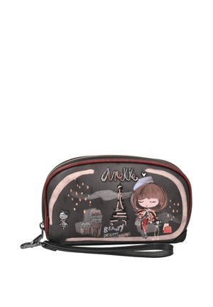 Cartera de cuero negro con escenas parisinas coloridas bordadas, con una chica con boina y la Torre Eiffel. Cierre de cremallera y correa desmontable.